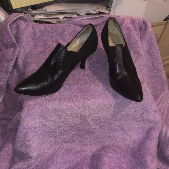 Comfortable Black Leather Sophisticated ankle booties 1920 pointed kitten heels - Picture 10 of 13